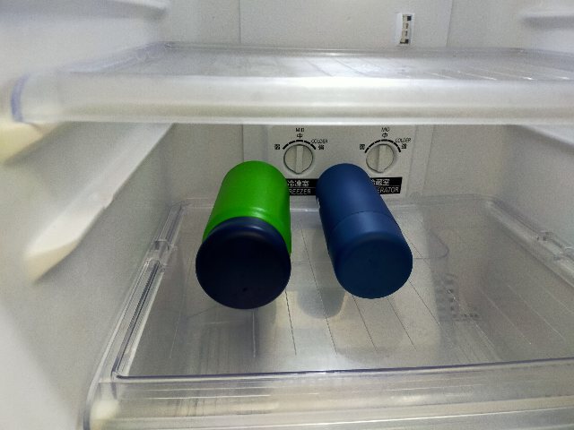 冷蔵庫に入れた象印とリーチウィルの水筒