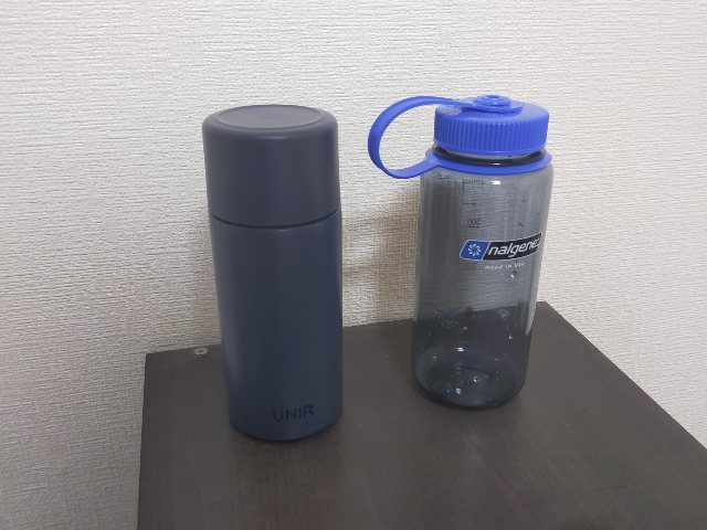 ステンレスの水筒とプラスチックボトル